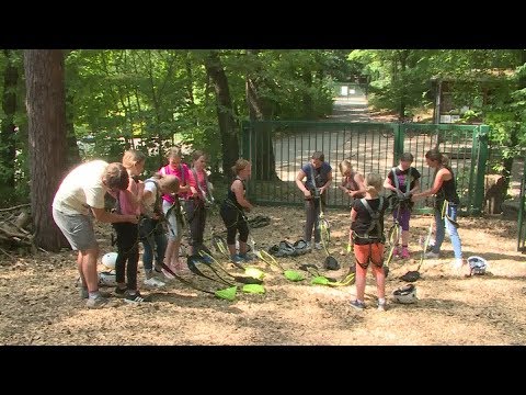 Teilnehmer des AWO Feriendorfes unterwegs in luftiger Höhe