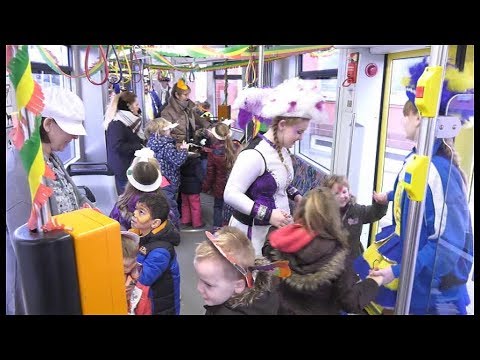 Faschingsbahn rollt durch die Stadt