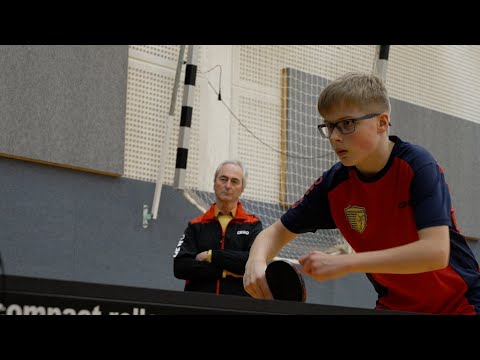 Tischtennis-Roboter vs. Jugendliche: Mecklenburger Stiere im Training