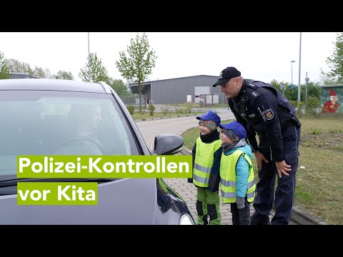 100% geschnallt: Polizei und Kinder kontrollieren Autofahrer