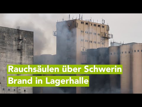 Brand vernichtet Strohlager in Schwerin-Wüstmark – Löscharbeiten bis Montag